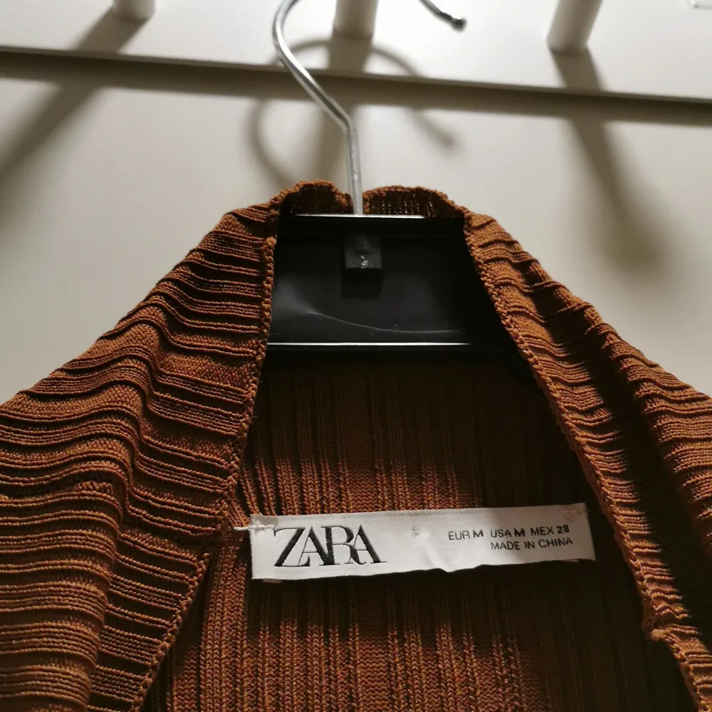 Säljer denna coola bruna tröjan från Zara då den ej kommer till användning, den är helt oanvänd men har ej prislapp kvar. Den är en M men känns mer som en S då den sitter ganska tajt men är jätte stretchig. Kontakta vid intresse eller frågor 💕KÖPARE STÅR FÖR FRAKT💕. Tröjor & Koftor.
