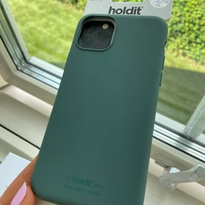 Holdit iPhone 11 pro silicone case  - Skal för iPhone 11 pro från holdit i färgen mörk grön. Säljes på grund av att det är fel strorlek för min mobil, aldrig använd. Om du kan mötas kostar det 200, om det behövs fraktas kostar det 155 + frakt. 