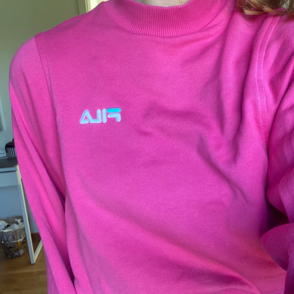 Säljer min rosa Fila tröja st XS. Köpt på Urban Outfitters och är i bra skick. Pris 150kr (köparen står för frakt). Tröjor & Koftor.