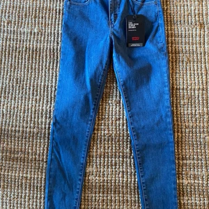 Levi’s skinny jeans  - Brand new, never been worn! Skinny jeans size 28 x 28.