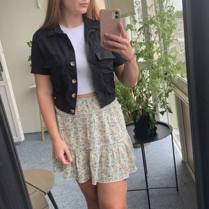 Croppad skjort-top - Kortare skjort-top från Bershka i London. Fina detaljer såsom fickor och knappar. Går att ha både öppen och stängd. Väldigt sparsamt använd 🖤