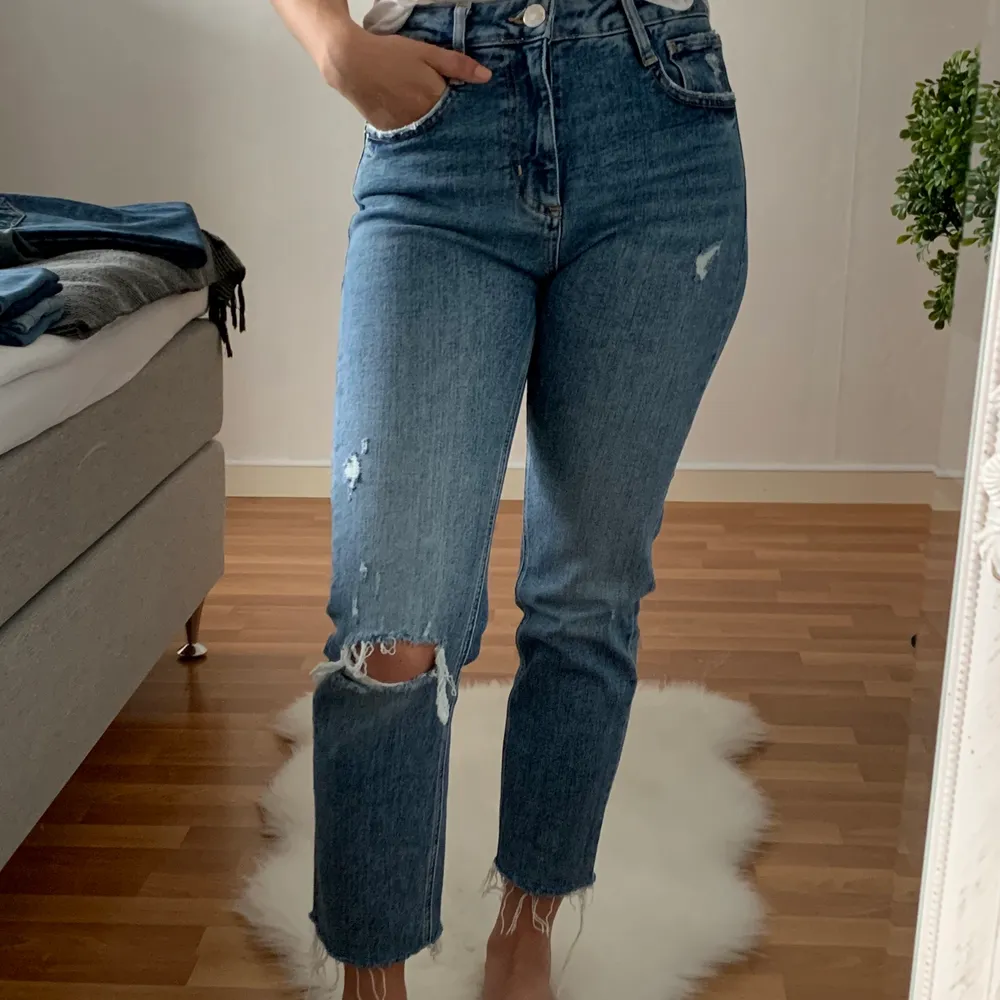 Ankellånga straight leg jeans från zara i strl 36 som inte kommer till användning. Är 165cm. Köparen står för frakt 66kr. Kontakta vid fler bilder och mått💗. Jeans & Byxor.