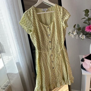 & Other stories klänning - En kort gul klänning från & other stories i storlek 38