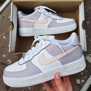 customized nike air force 1 - dessa finns att beställa i valfri storlek, går även att välja annan färg enligt önskemål! gå in på nystartade @thekidwithfries på instagram för att lägga beställningar & även kika på andra designs! 🤍