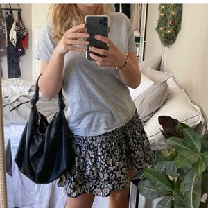 Kjol - Blommig kjol från zara, köpt här på plick men passade inte riktigt mig. Bilder är från förra säljaren!!!!❤️‍🔥köpare betalar frakt