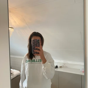 Sweatshirt Gina Tricot  ”Wellbeing” - Supersnygg och populär sweatshirt från Gina Tricot. Köptes förra året men tyvärr inte kommit till så stor användning, därav fint skick. Kan mötas upp i Stockholm, annars går frakt även bra. Stl S