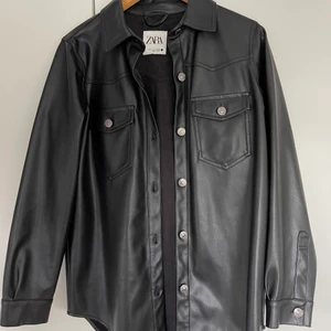 Damkläder  - Svart skinn skjorta: Stl S, 200 :- 