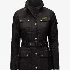 En äkta barbour jacka (Dam) - Jag säljer min vackra barbour jacka. Det är använd 2-3 gånger. Den är i perfekt skickt utan några defekter. Nypris är 2000kr men jag säljer den för 1150kr. Storlek S men passar både M och XS