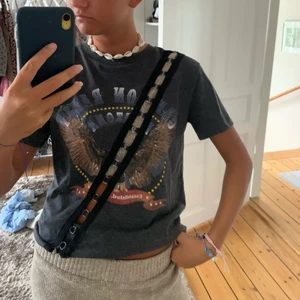 T shirt med cut outs  - Cool T-shirt från asos