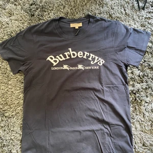 Burberry logo tee tshirt  - Storlek Large, mycket bra skick. Kvitto finns. Hämta i Stockholm eller frakt 