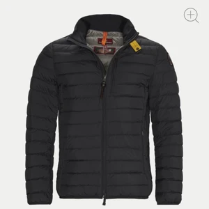 Parajumper jacka - Säljer denna parajumper jacka i storlek S då den blivit för liten för mig. Den har inga märken eller är sönder nånstans och digitalt kvitto finns på köpet från care of Carl. Priset börjar på 1500kr. Tar emot swish🕊🙏🏻