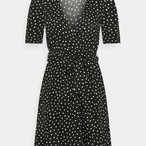 Prickig Omlottklänning  - Fin enkel svart wrapdress med vita prickar från monki, som aldrig kommit till användning. Perfekt till en somrig picknick eller liknade☀️Hade svårt att ta bild där passformen syntes så tog samma som modellen jag köpte från. (Köpt för 200kr på rea)