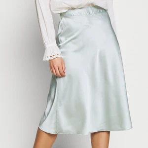 Satinkjol - Satinkjol, storlekslappen är bortklippt men passar mig som vanligtvis har M/L. Resor baktill som gör att den passar fler storlekar🤩