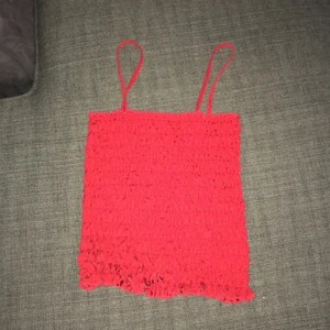 Poncho och ett linne  - Den röda säljer för 20 kr storlek L, Den poncho säljer för 200 kr kan tänkas sänka priset i Storlek L 