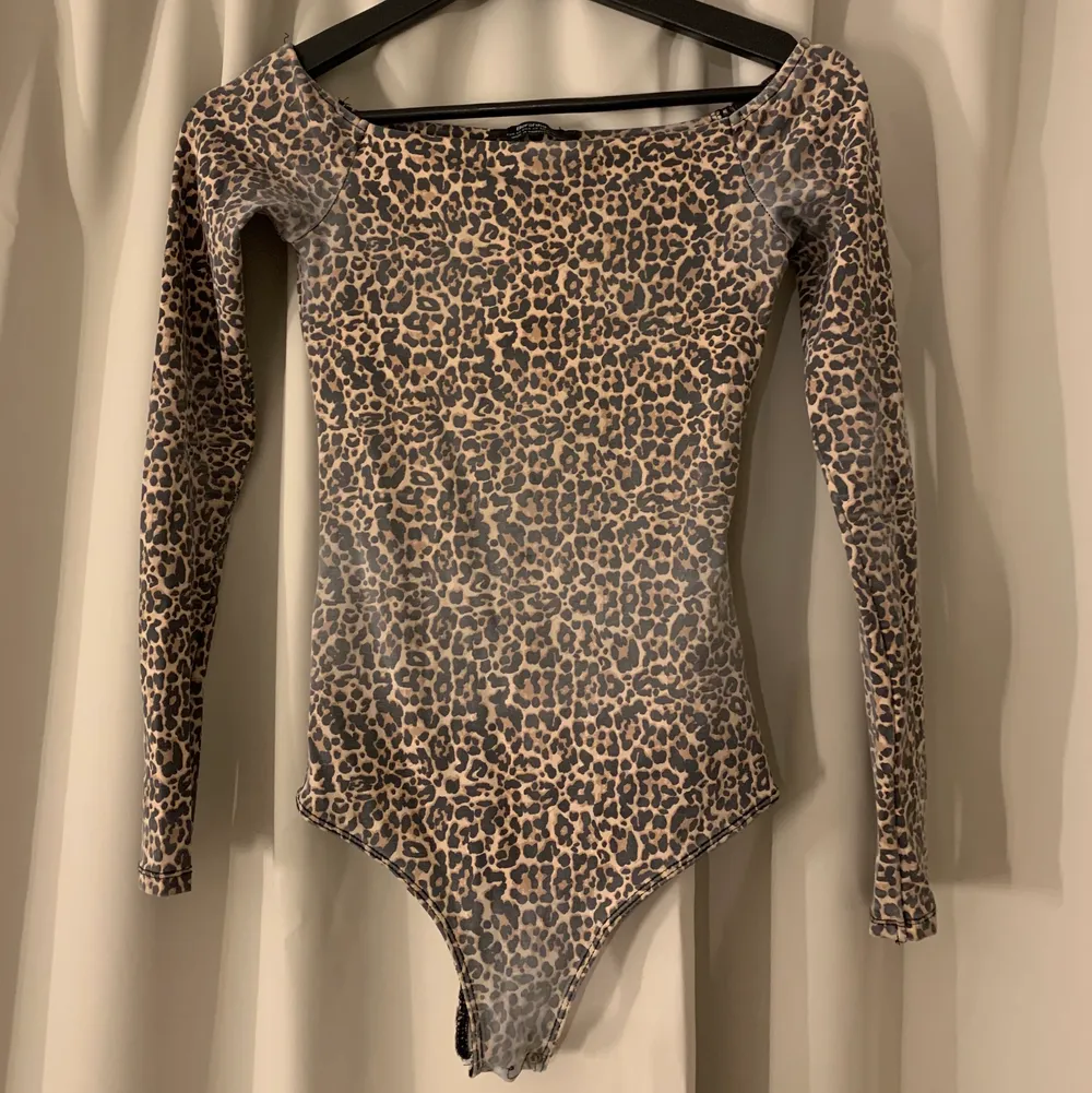 Säljer nu en leopardmönstrad body som är från Bershka. Jag har använt den få tal gånger, men köpt denna boody från en tjej så vet inte hur många gånger hon har använt den. Men jag gissar på att hon har använt den relativt mycket eftersom att ”färgen” har släppt lite på vissa ställen (det var så när jag köpte den).. Toppar.