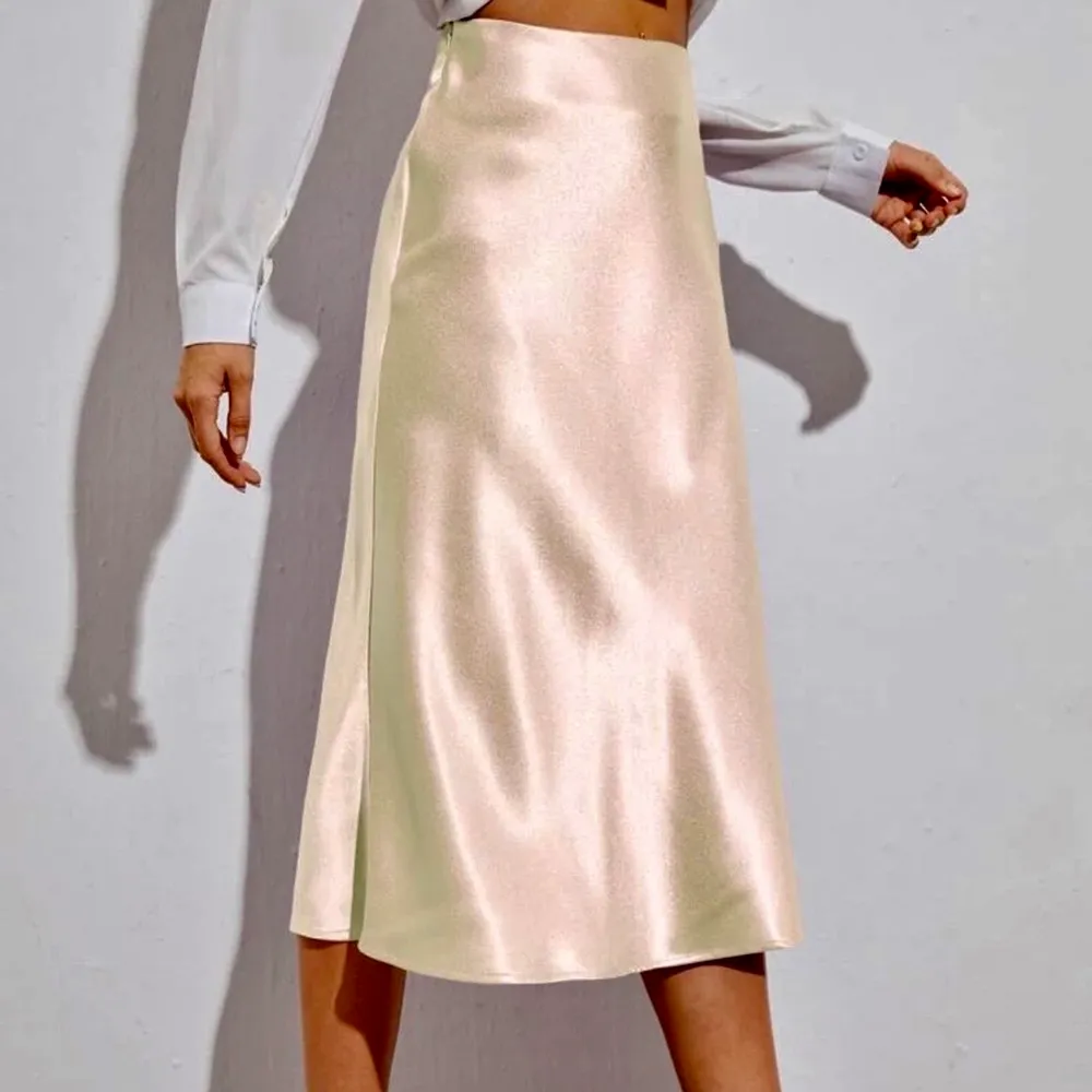 Säljer min metallic färgade kjol från shein pga att den inte kommer till användning. Superfin ”beige-metallic” färg och förvånansvärt bra material. Kjolar.