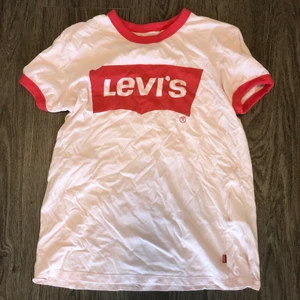 Levi’s T-shirt - Säljer denna fina t-shirt då den inte kommer till användning längre. Säljes för 50:- men om fler är intresserade blir de budgivning. Du själv står för fraktkostnaden.