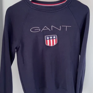 Gant crew neck marinblå  - Köpt på zalando för 999kr använt ett par gånger bara och är i skick som sprillans ny! Frakt tillkommer 69kr!