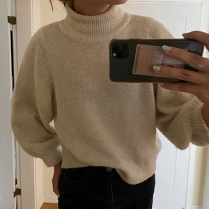 stickad tröja - Vit skön stickad tröja i stl S. Jag är ca 172cm lång. Köparen står för frakten.