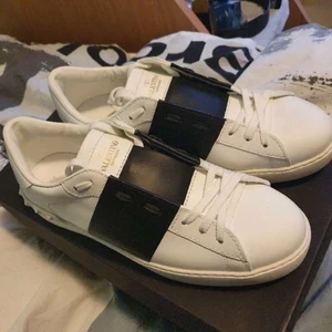 Valentino Svarta - Finns i alla storlekar och skickas med gratis spårbar frakt