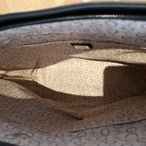 Guess Shooper oanvänd  - Helt ny, aldrig använd. Present inköpt i LA, inköpspris ca 1500kr. 