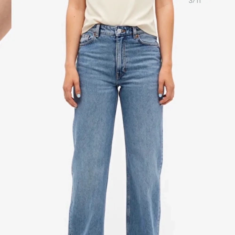 Säljer dessa snygga jeans från Monki då de inte passar mig. Aldrig använda! Storlek 24. Skulle säga att de passar personer som har storlek runt 32, jag själv har storlek 34. . Jeans & Byxor.