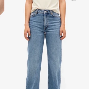 Jeans Monki - Säljer dessa snygga jeans från Monki då de inte passar mig. Aldrig använda! Storlek 24. Skulle säga att de passar personer som har storlek runt 32, jag själv har storlek 34. 