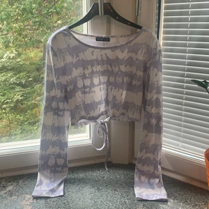 Tröja med öppen rygg - Säljer denna då den var för stor för mig. Köpt på shein💕