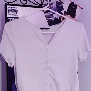 white button up crop top - color- white//size- large//original price-50 kr//worn a few times 