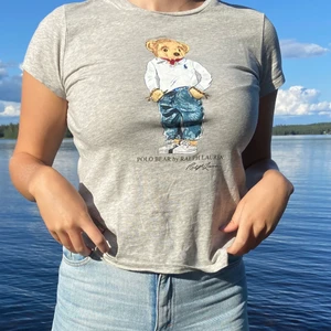 Ralph Lauren t-shirt - Säljer denna snygga Ralph lauren t-shirten med nalletryck. Den kommer inte till användning då den är lite liten för mig. Endast använd en gång så den är i väldigt bra skick! Köparen står för frakten✨