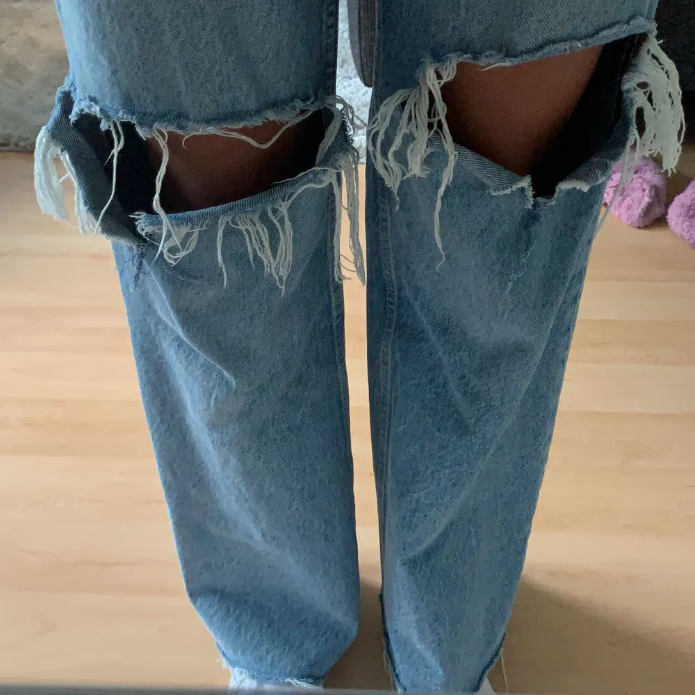 Såååå fina jeans från zara med hål på båda knäna. I modellen full length, därav väldigt långa i benen. Använda 3 gånger, alltså i väldigt fint skick! Säljer då dom inte kommer till användning.💕. Jeans & Byxor.