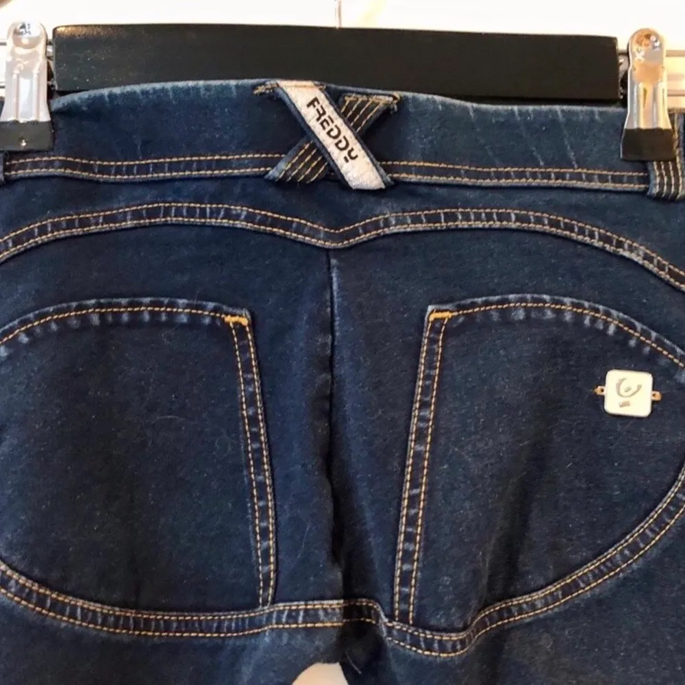 Freddy WR UP denim/jeans med mycket stretch i, stl XS. Denimblå färg med snygga gula sömmar, push up effekt på rumpan, low waist och utsvängda.  Ingen lapp kvar men är helt oanvända då de är för långa för mig. Byxorna är dvs i nyskick. Nypris: över 1000kr. Jeans & Byxor.