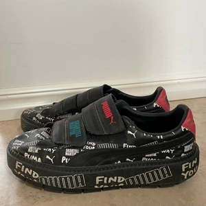 Puma-sneakers (Shantell Martin) - Svarta Puma-sneakers i Shantell Martins collection. Finns inte kvar någonstans😊 Mycket detaljer (klotter)!