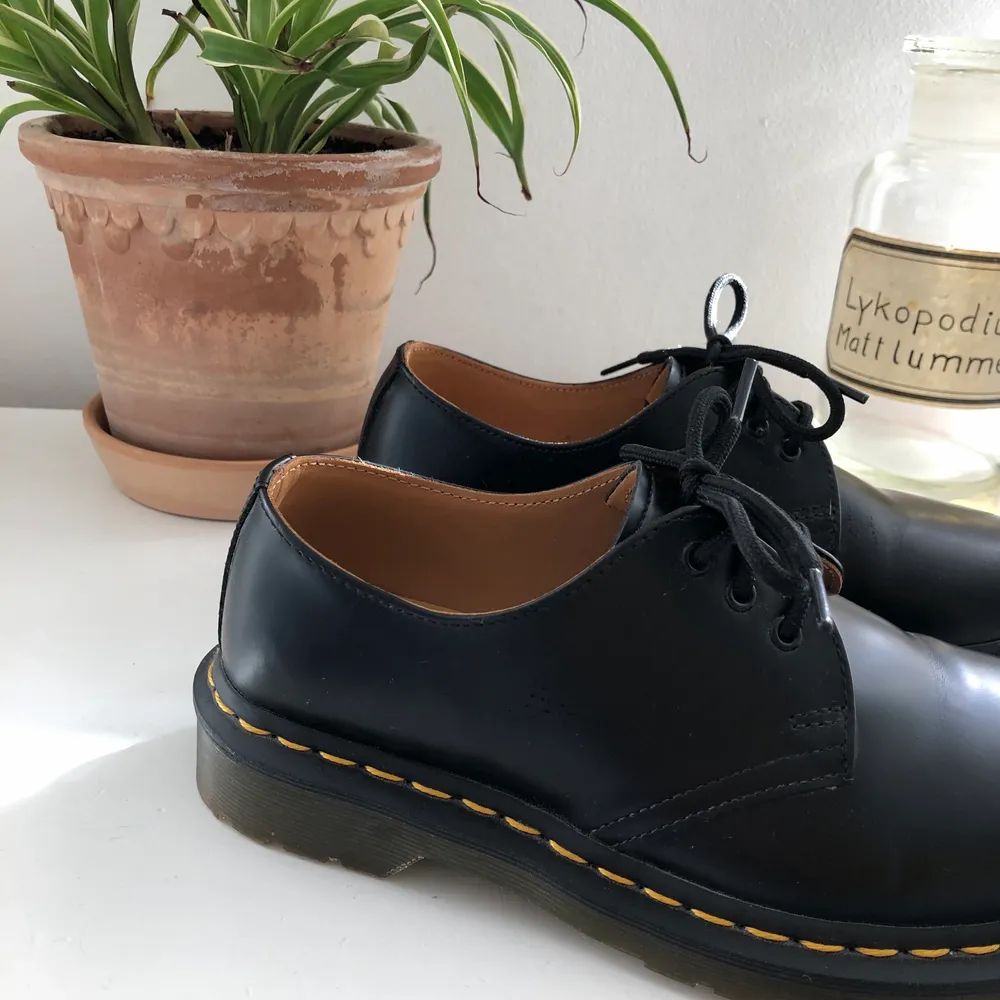 Hej! Jag säljer ett par låga Dr Martens i originalfärg i storlek 37. De är använda tre-fem gånger så dem är in princip i nyskick. Säjler på grund av att dem inte kommer till användning. Nypris cirka 1700kr. Möts gärna upp i Lund men kan skicka skorna men då står köparen för fraktkostnad! . Skor.