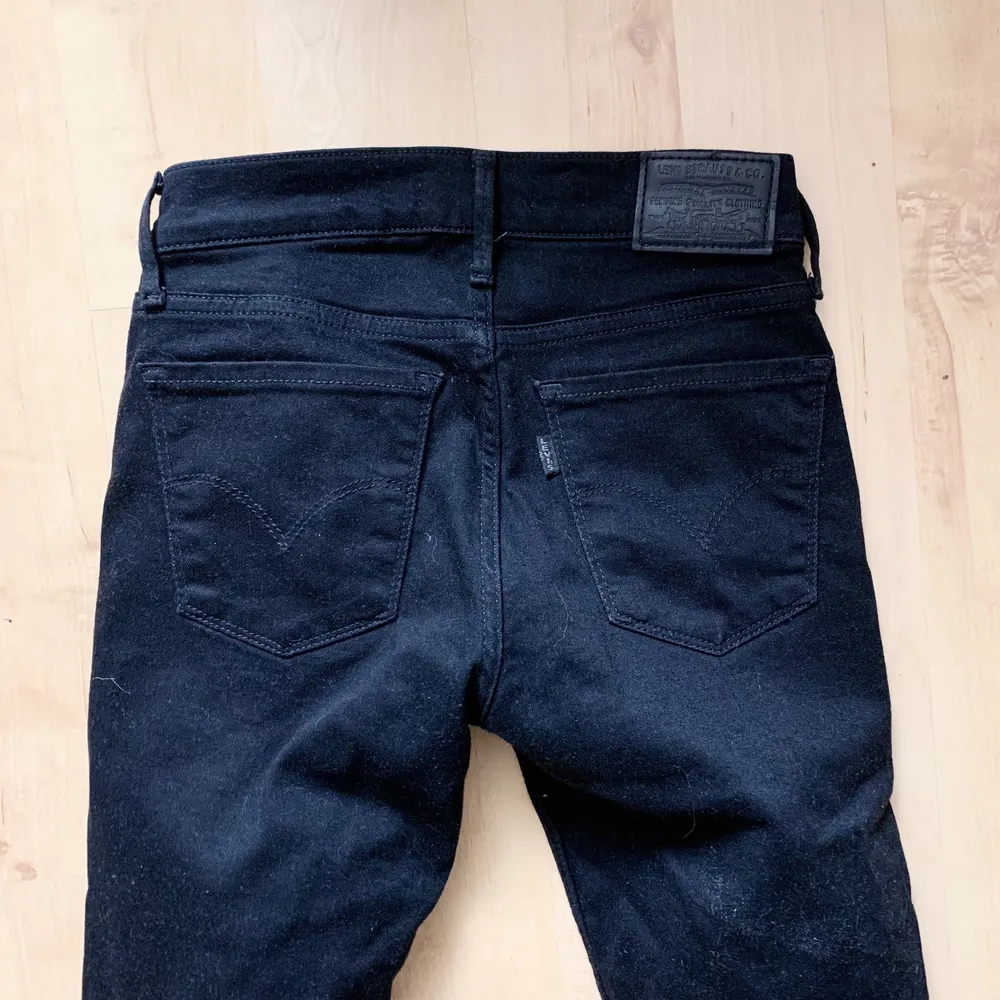 Helt nya lågmidjade Levis jeans i stl 25, motsvarar ungefär xs/s. Modellen 710 super Skinny. Aldrig använda. Frakt tillkommer. Jeans & Byxor.