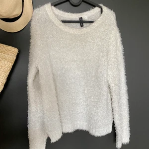 Fluffig vit tröja  - Jätte mysig vit tröja säljes då den inte kommer till användning. Jätte mjuk! 😊 frakt 46kr tillkommer. 