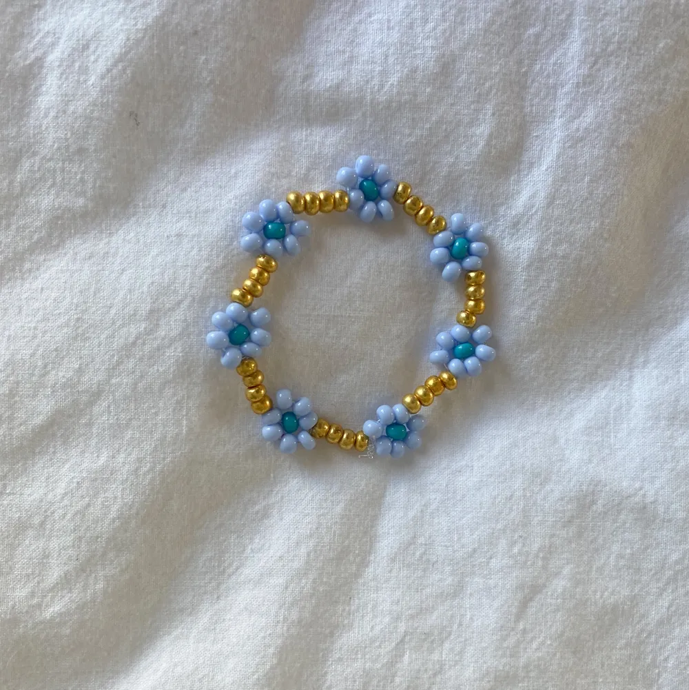 Beaded Flower Bracelet. Superfint och trendigt till sommaren! Beställ genom instagram, @JewleryByEmbla⚡️🌼. Accessoarer.