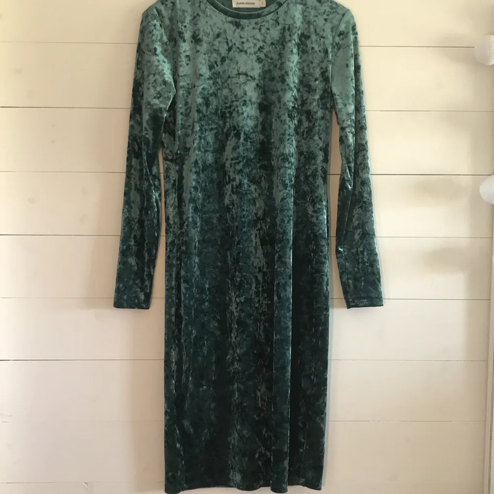 Jättefin grön långärmad klänning som tyvärr inte kommit till användning. Köpt secondhand men i väldigt fint skick. Går ungefär till strax över knäna💚. Klänningar.