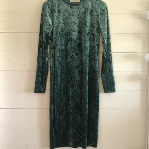 Snygg grön långärmad klänning  - Jättefin grön långärmad klänning som tyvärr inte kommit till användning. Köpt secondhand men i väldigt fint skick. Går ungefär till strax över knäna💚