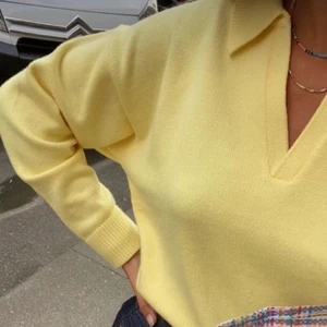 Zara tröja gul - (Första bilden är lånad💛) Supersöt ljusgul stickad tröja från zara i storlek S. Köparen står för frakt☺️