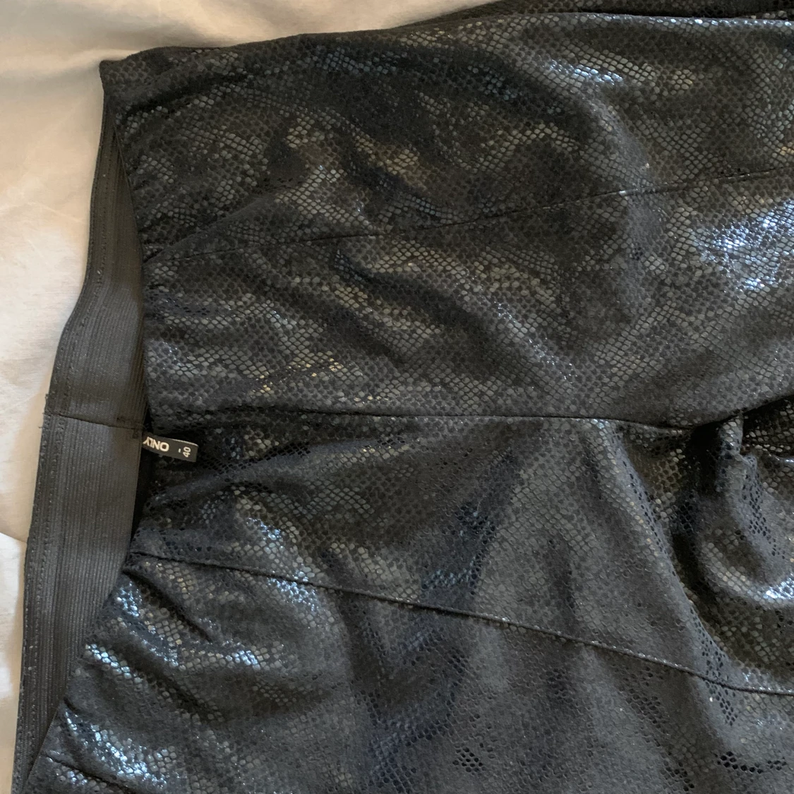 Svarta ormskinnsbyxor only  - 91