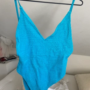 Baddräkt - Blå smockad baddräkt ifrån zara. Aldrig använd