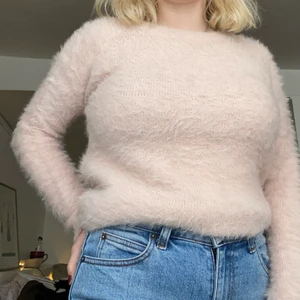 Fluffig tröja - Jättemysig ljusrosa fluffig tröja. Storlek S. Frakt tillkommer. 