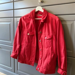 Röd jeansjacka - Bra kvalitet men har en del smutsiga områden och någon enstaka fläck 
