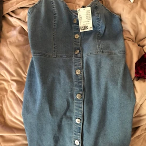 Jeans klänning  - Aldrig använd prislappen sitter kvar! Strl 40