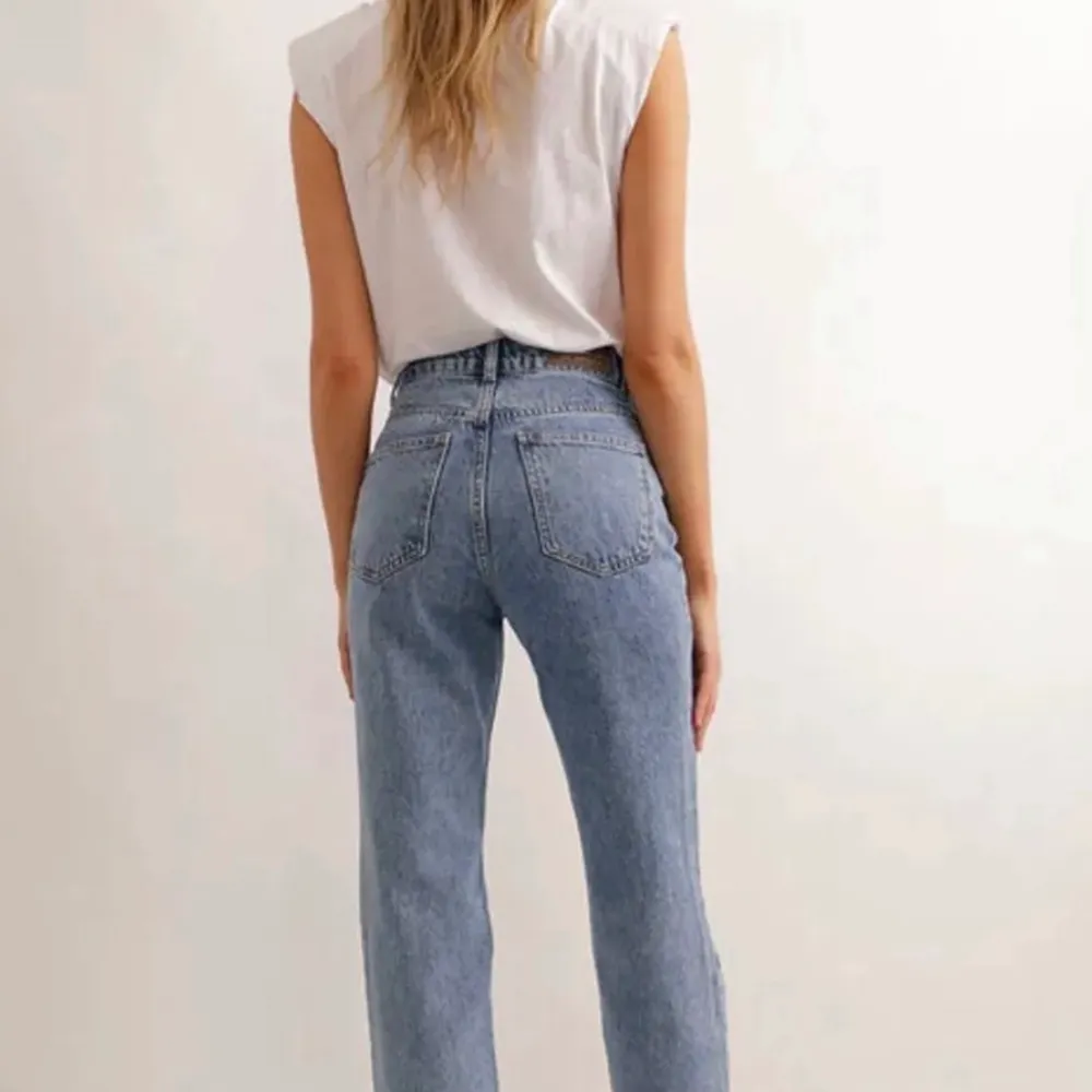 Ljusblåa jeans från chiquelle som är köpta här på plick men var tyvärr precis för små för mig🥺 jättefint skick använda fåtal gånger, har även reglerbart band på insidan som gör att man kan ställa in midjan💓 200+frakt🌸. Jeans & Byxor.