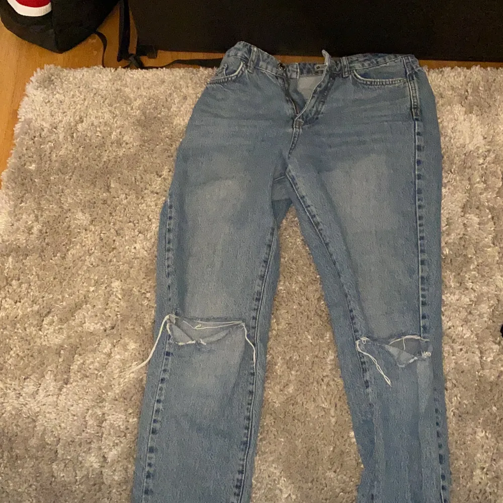 Jeans med hål på knäna från Gina Tricot med hög midja. Modellen är 160. . Jeans & Byxor.