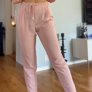 Ljusrosa byxor - Ljusrosa byxor i tunt skönt material från Zara. (Pris kan diskuteras) Skicka meddelande vid intresse/frågor💖