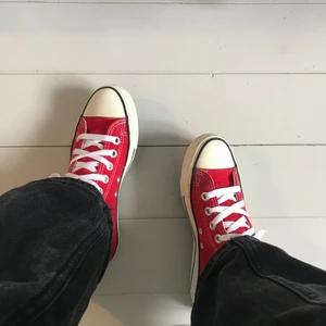Röda converse - Säljer mina jättefina röda converse i storlek 38 efterssom att dom tyvärr har blivit lite för små. Skorna passar perfekt till våren/sommaren❤️ skorna är i bra skick med ändats små tecken på andvändning! Budgivning höj med minst 20kr❤️                                        Om du är intresserad av att köpa don direkt kostar det 400kr + frakt 66kr❤️