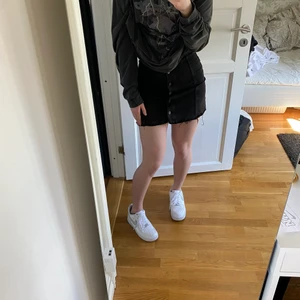Svart kjol - Svart kjol med knappar där fram. I storlek 36 och är något liten på mig som är 36/38. Köpt på Gina och är i bra skick😝
